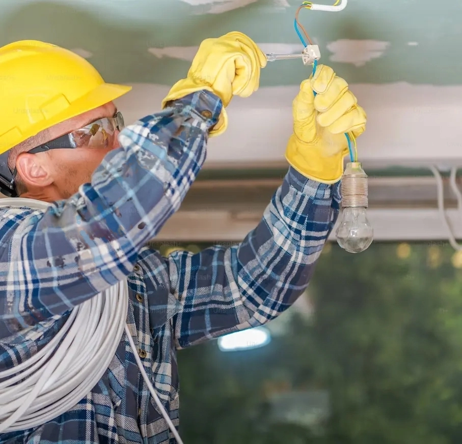 Técnico realizando una reparación eléctrica