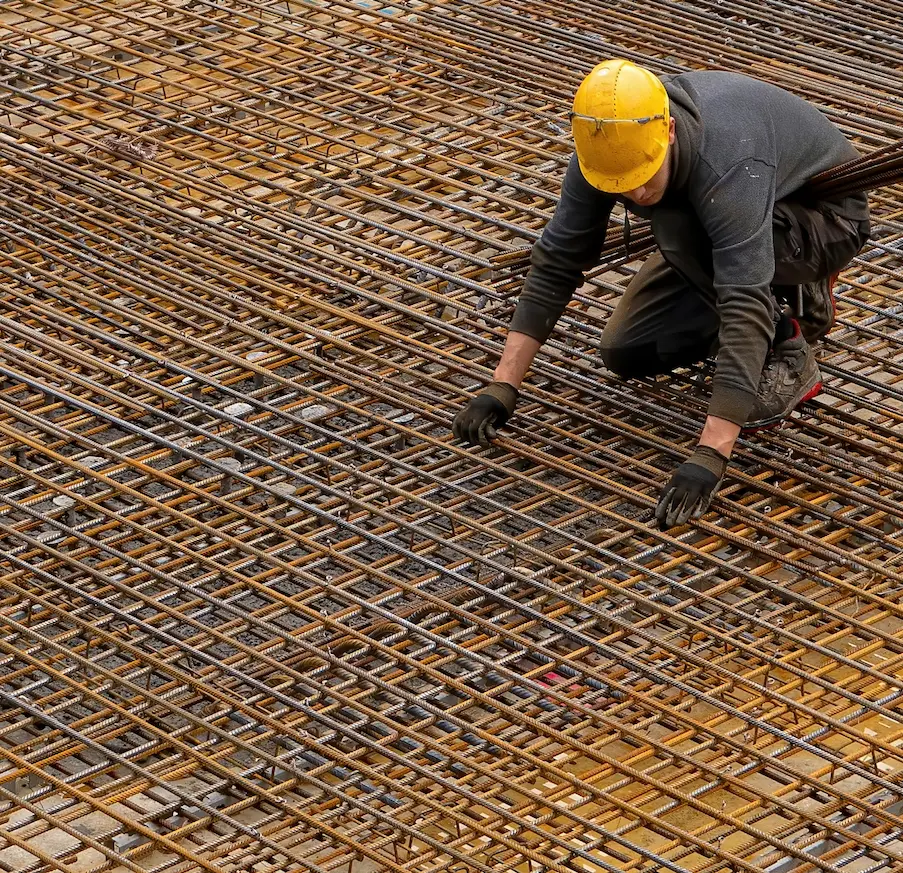 Instalación de estructuras de hierro por ferrallistas en Tenerife